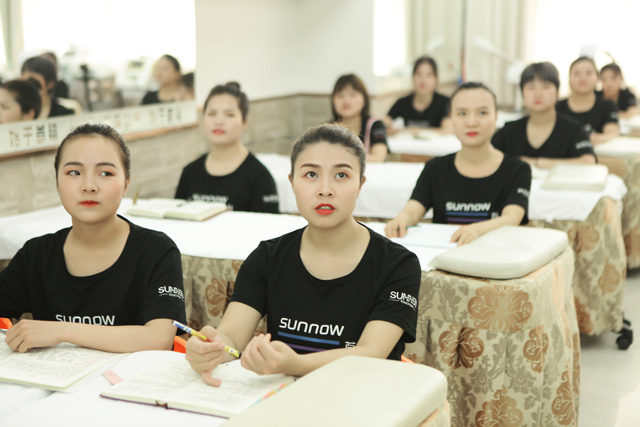 深圳哪家美容学校培训才好，学美容难不难?