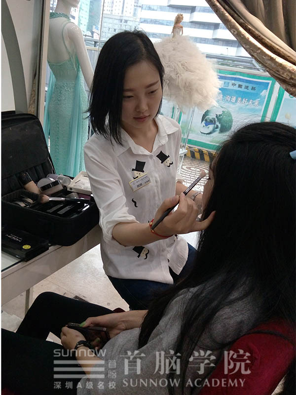 黄元君正在给顾客做化妆造型