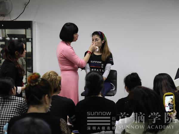 首脑学院为2017深圳时装周进行化妆造型培训